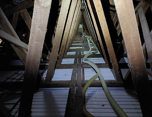 Zateplení stropu zemědělské haly pomocí foukané izolace